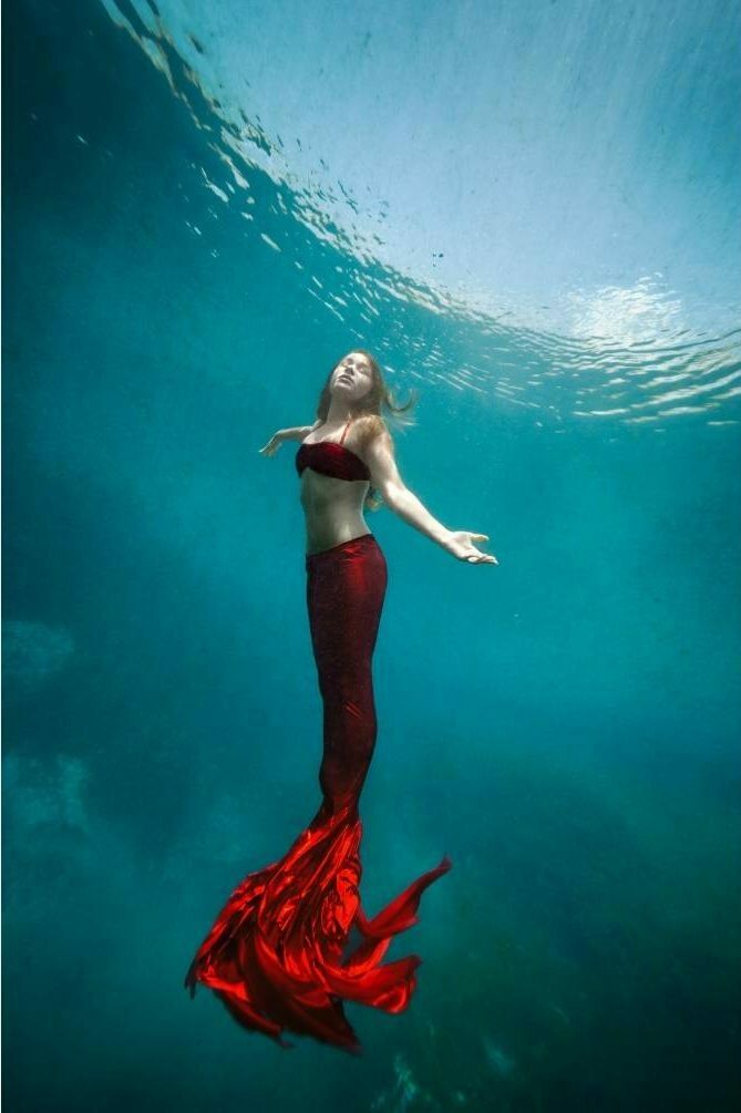 sirene-queue-rouge-sous-eau sirène à la queue rouge sous l'eau
