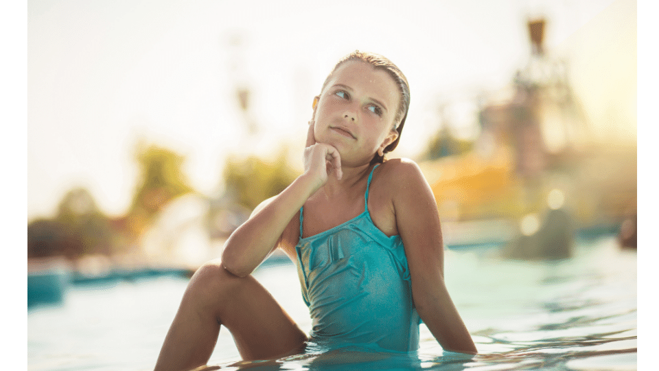 fille en maillot de bain une piece bleu