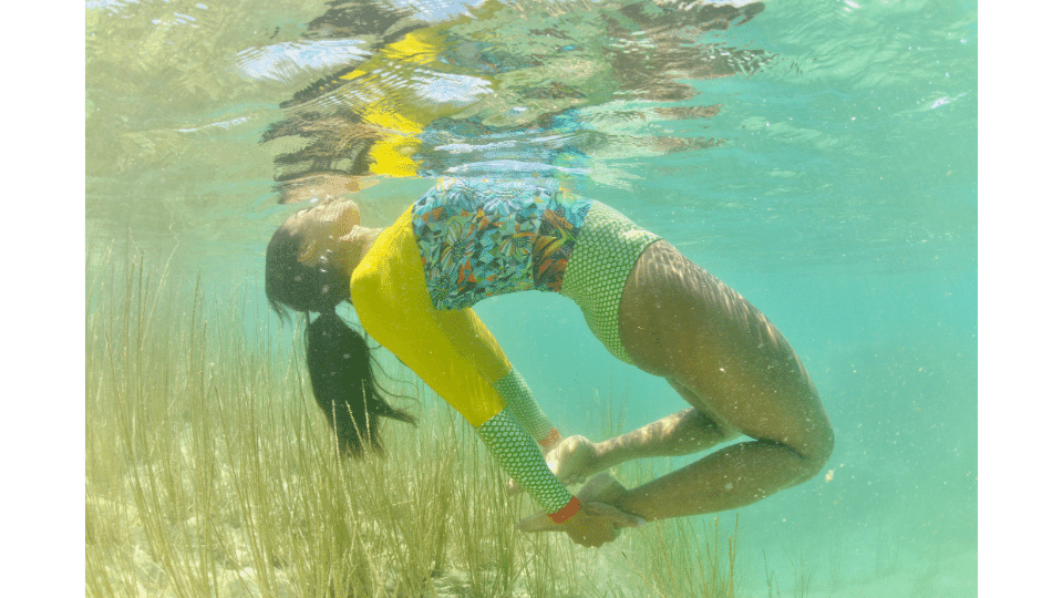 nageuse sous l'eau en maillot de bain manche longues