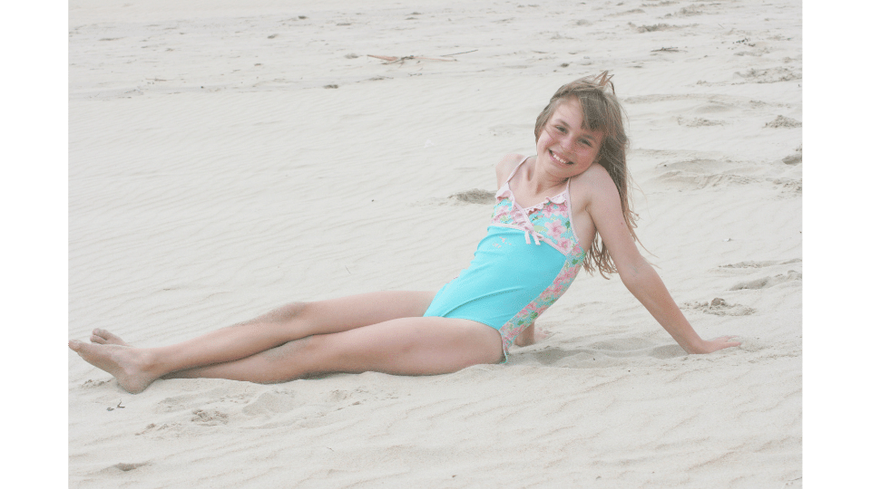 petite fille sur la plage