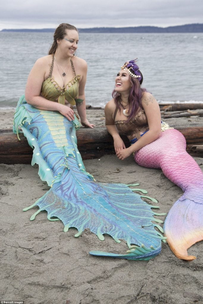 deux sirene avec des queues en silicone