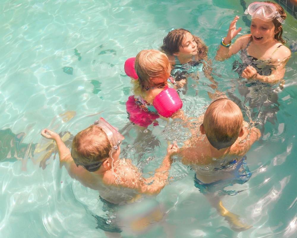 enfants qui jouent dans l'eau