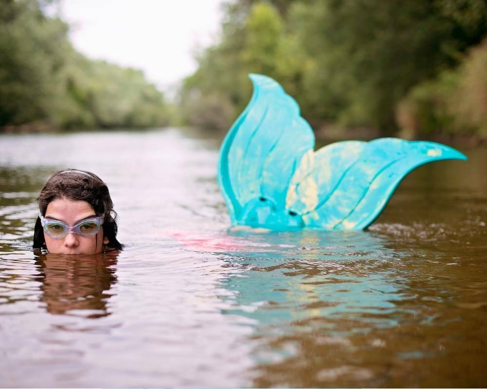 fille nage sirene mermaiding