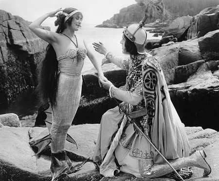 Annette-kelermann-actrice-sirene-Merilla-Queen-Of-Sea-Standing-With-Suplicant-min