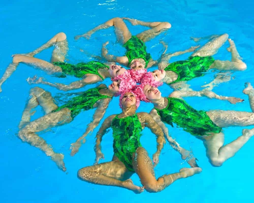 filles qui forment une figure de natation synchronisée