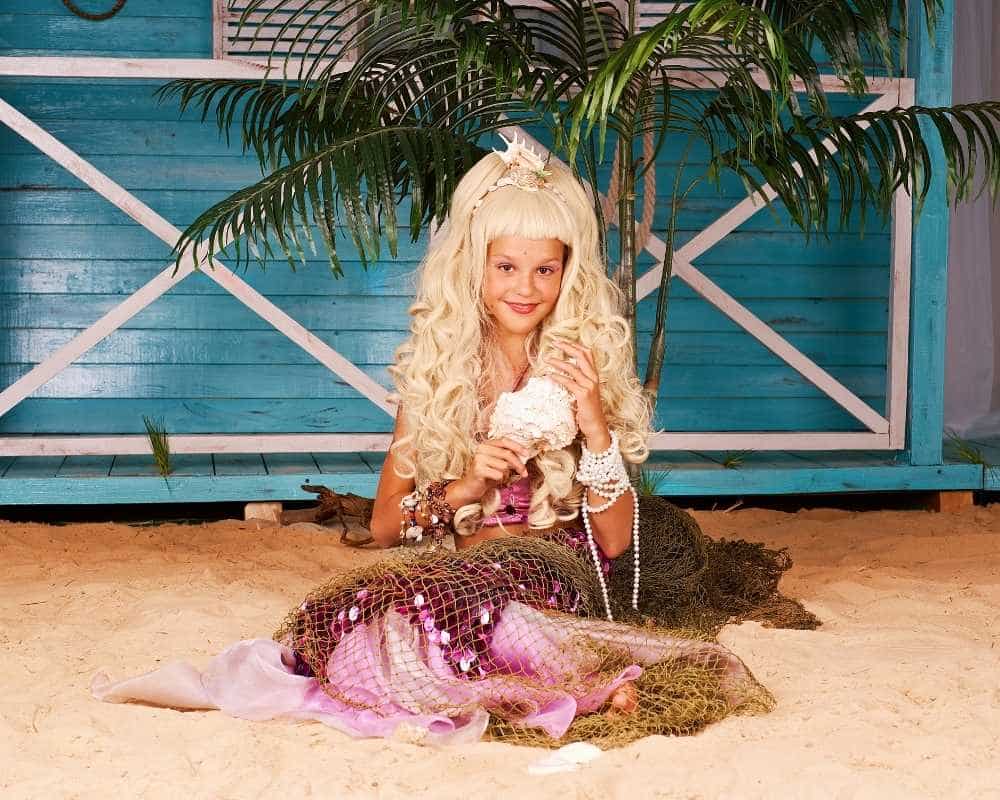 petite-fille-deguisee-sirene-avec-perruque